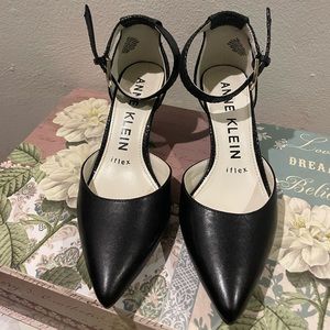 Black and pointy toe heel shoes
